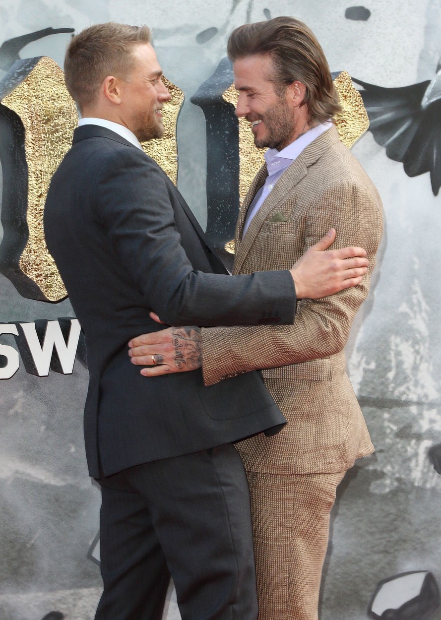 Beckham a Hunnam na premiére filmu Kráľ Artuš